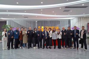 热烈欢迎新疆喀什人社局一行领导莅临ly(中国)集团指导